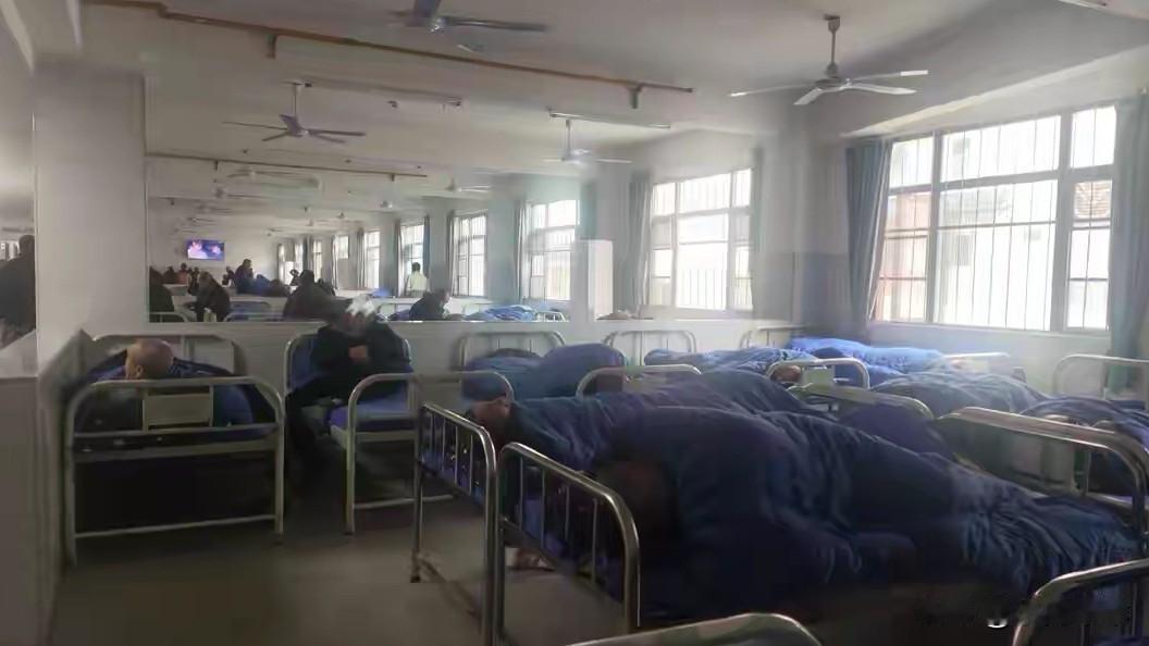 单个病人一年可为医院创收六万元，百个病人年利可达六百万元，湖北襄阳、宜昌多家精神