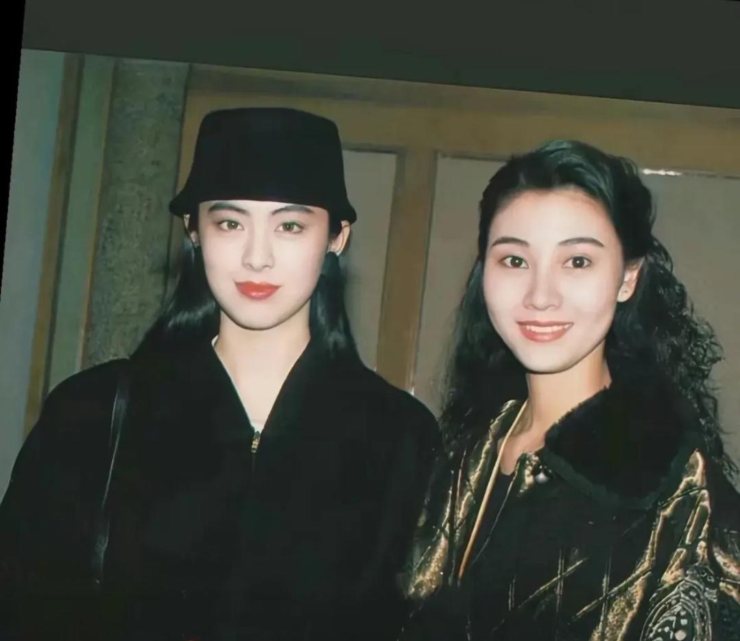 这是王祖贤和李嘉欣参加《倩女幽魂》宣传活动时留下的照片，拍摄于一九九零年。当时王