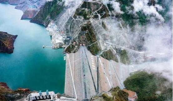 瞒不住了！中国砸3.5亿在四川深山挖洞，藏2000张国产芯片狂算，美国看