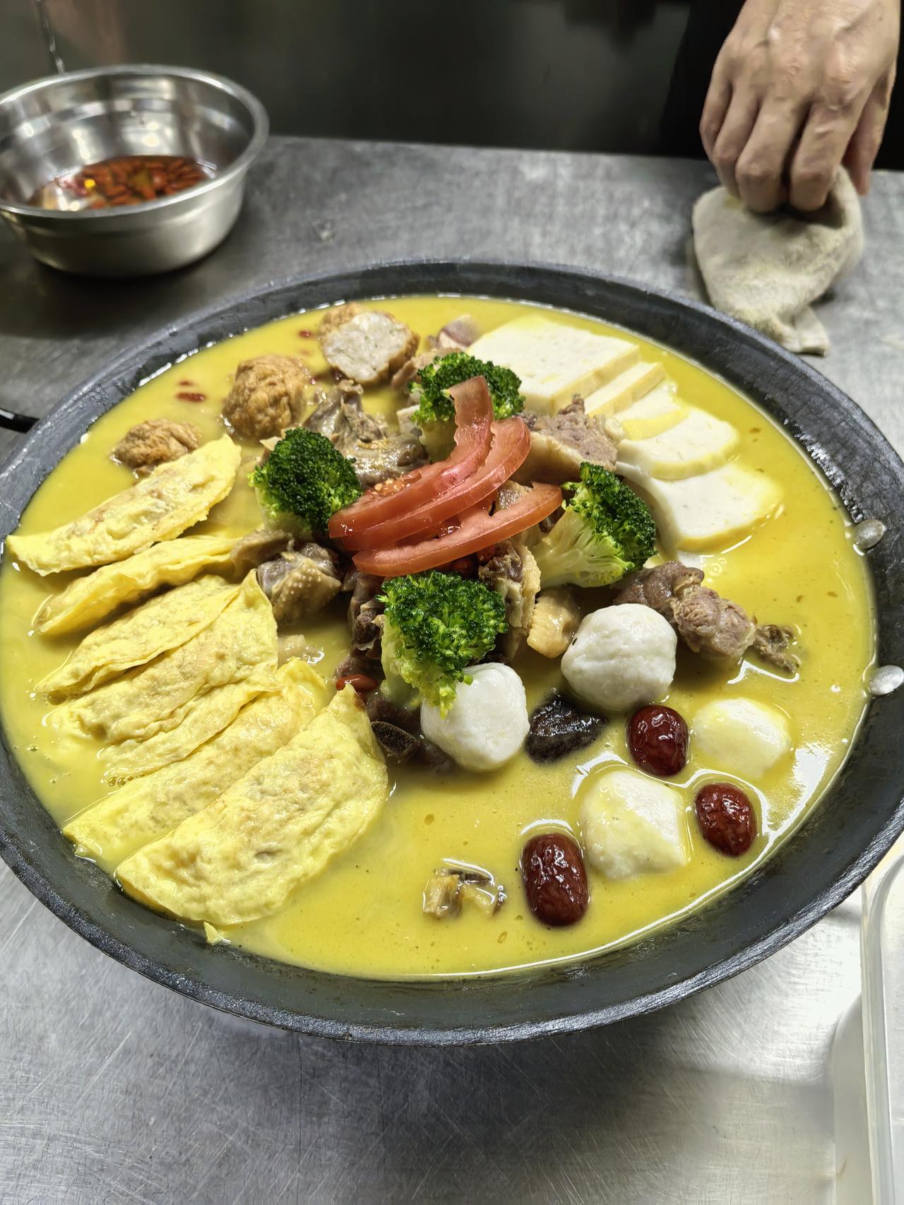 掌勺的快乐，藏在食客筷子不停的节奏里——今天两道硬菜刚上桌，就被夸“比饭店还解馋