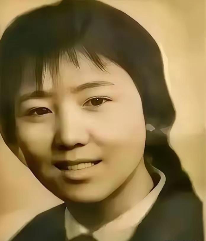 1972年，泥瓦匠张复生迎娶了女知青乔献华。新婚夜，他发现妻子的腰很粗，面对他的