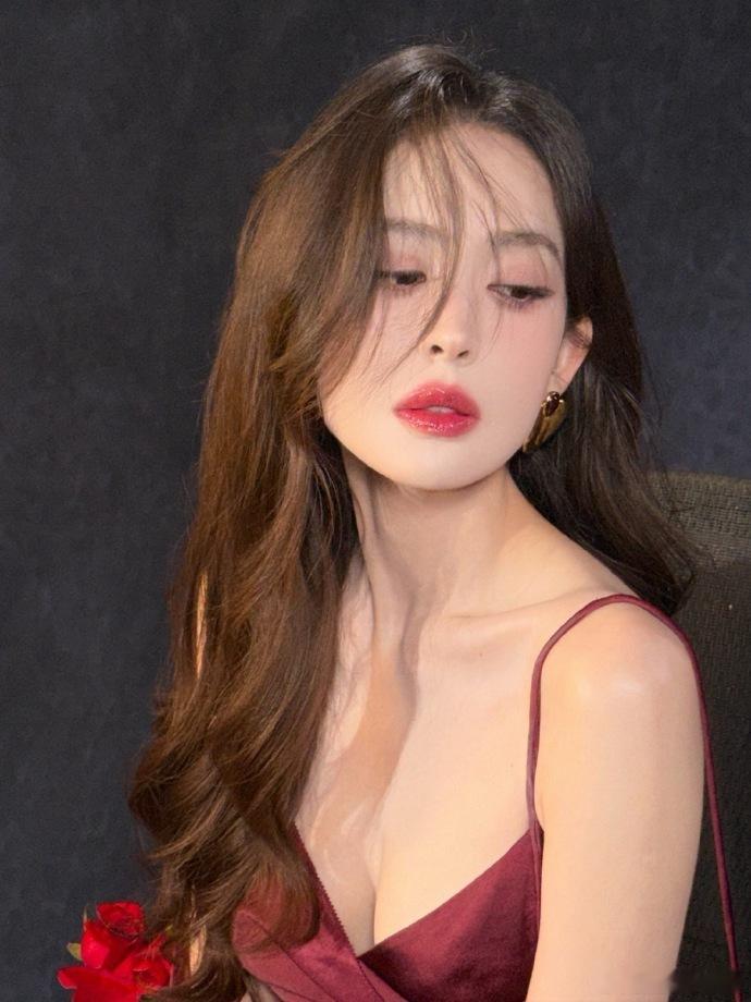 娜扎这才叫顶级美女谁再忽视娜扎的努力我真的会急！脸在江山在，这么多年不靠炒作，