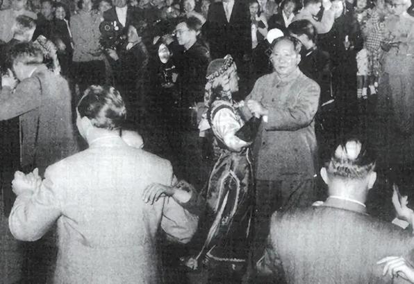 1973年，一个广西舞蹈演员给中南海写信想去看望主席，她自称是毛主席女儿，工作人