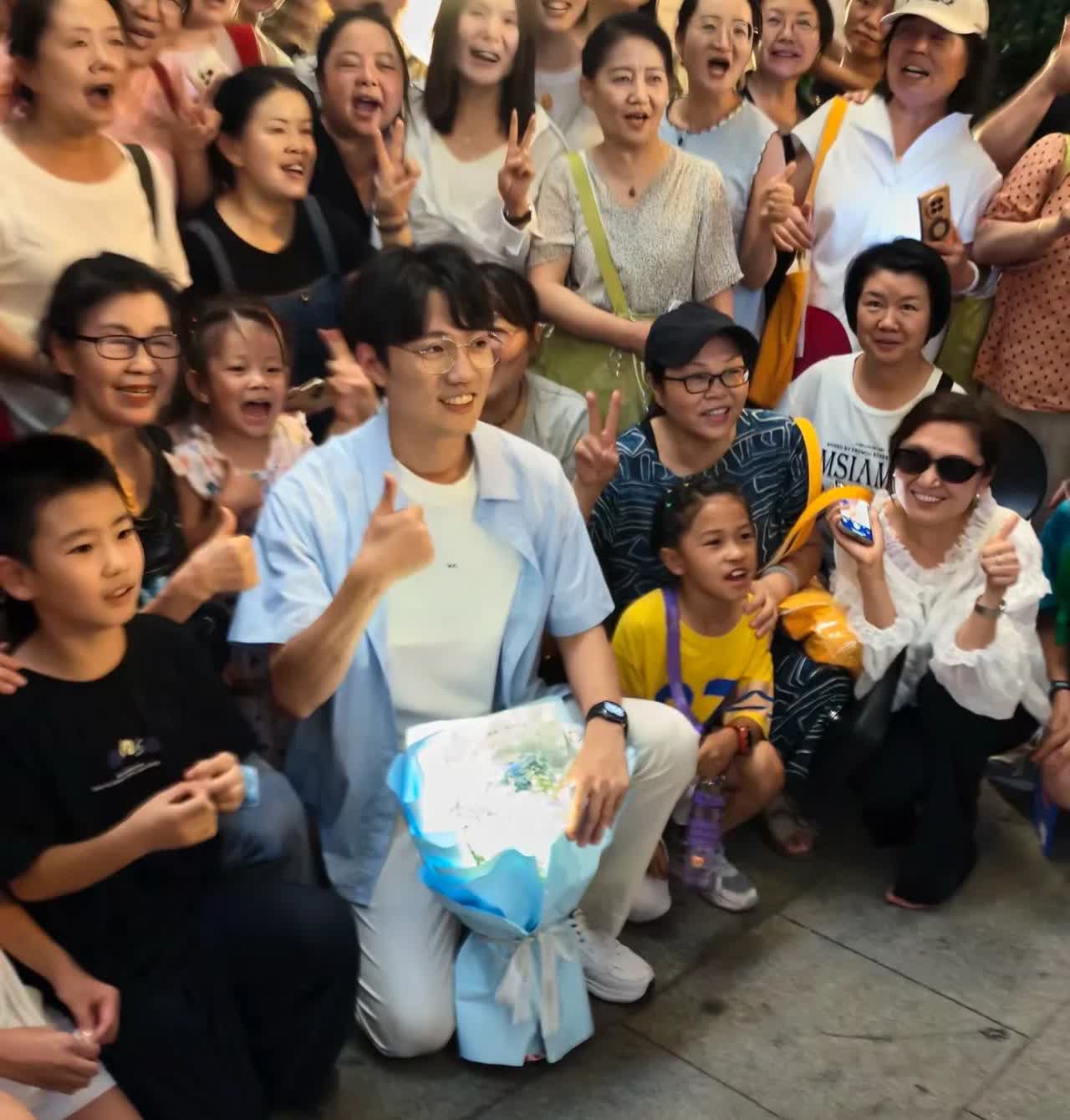 与辉同行鹏鹏昨在陕西美术博物馆和网友们合影，现场的朋友说了这件事……下播
