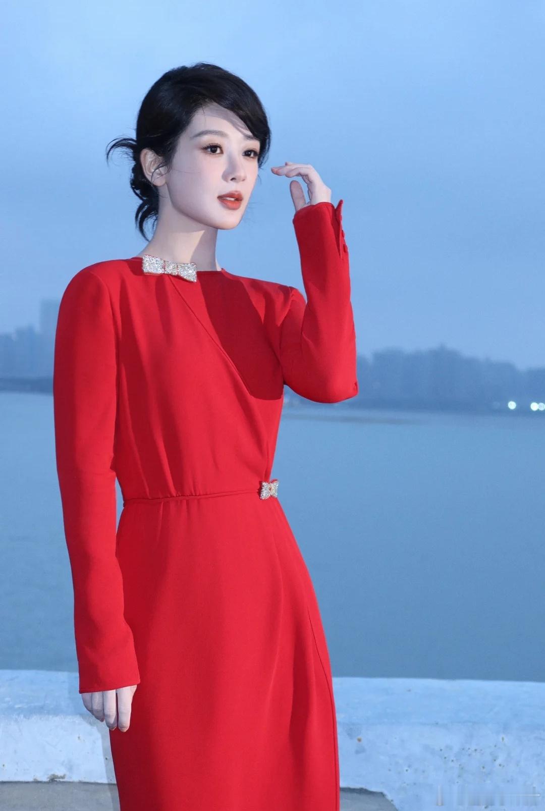 明星丨写真红裙子的杨紫～