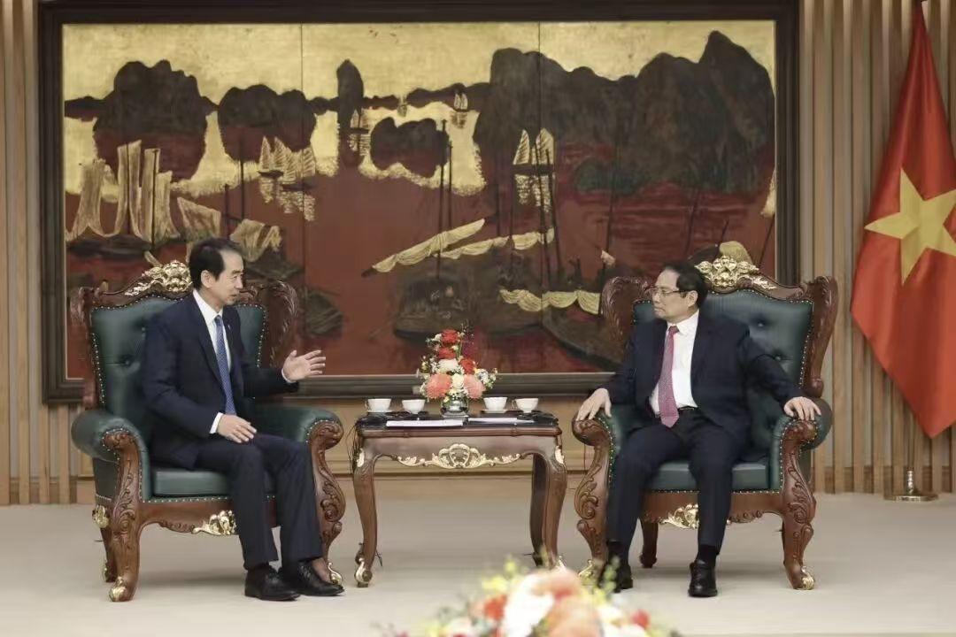 虽已谢幕，仍有故人来！8月7日，中方驻越南大使何先生专程看望越南前四驾马车梁强。