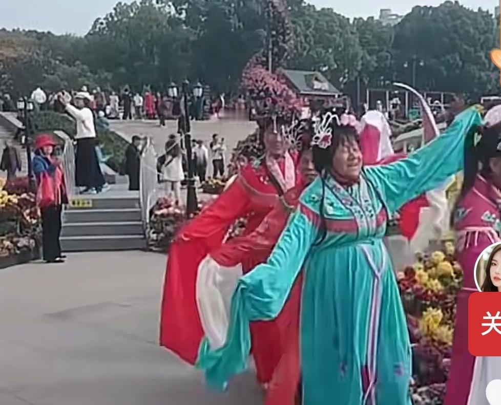 公园里来了一群“老仙女”，似乎不止七个，整整有27个呢，挺壮观的。她们身着仙女