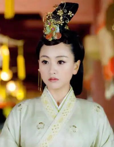 1075年的一天，辽主耶律洪基逼着皇后萧观音自杀。之后，仍觉不解气，居然扒了萧观