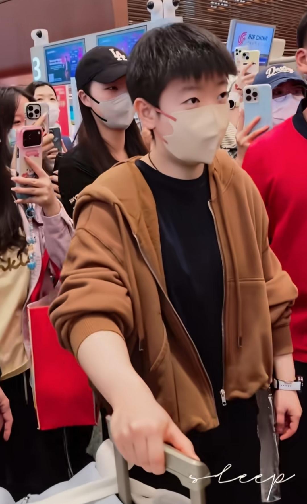 就这么走，就这么站着，面带微笑，你们随便拍吧，姐心情好。莎莎难得在球场外这么放松