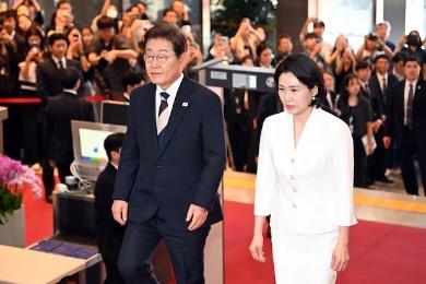 “对不起，让你们辛苦了”——李在明含泪为长子证婚，少年工旧友也受邀出席韩国总