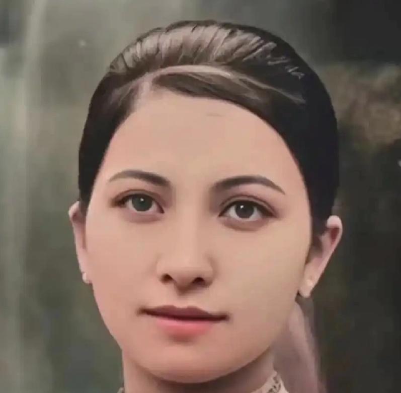 成年后的何超欣，褪去脸上的婴儿肥，由可爱的小圆脸变成优雅的鹅蛋脸，由甜美风转换为