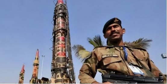 以色列闯下滔天大祸，美国彻底护不住了？巴基斯坦核武杀招已就位！ 谁都没料到，