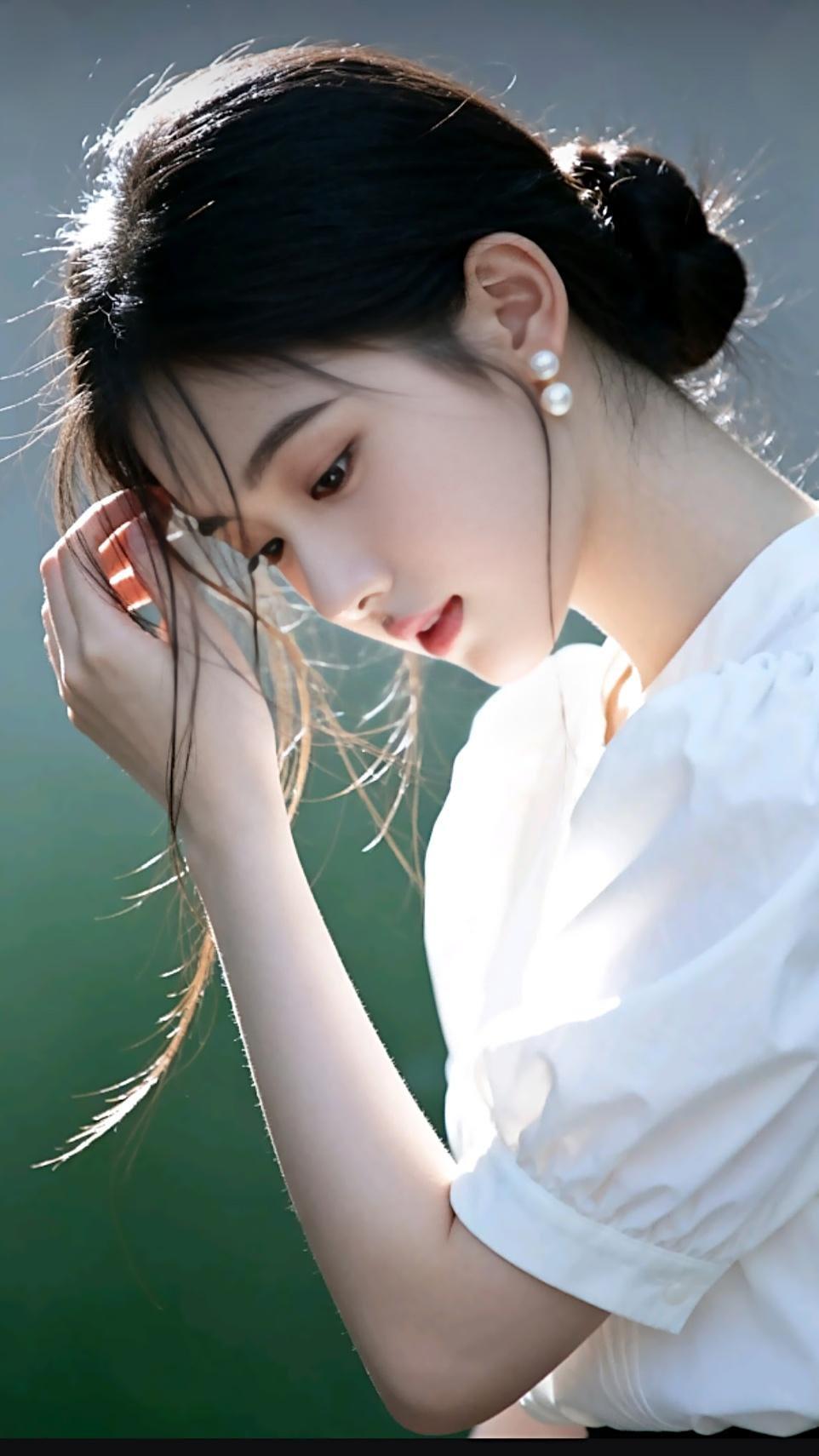 温柔少女，轻盈白衣，珍珠耳环，阳光洒落，唯美瞬间。