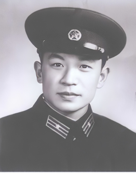 这位年轻的将军，后来接替杨得志担任总参谋长，又担任了国防部长，军委副主席。198