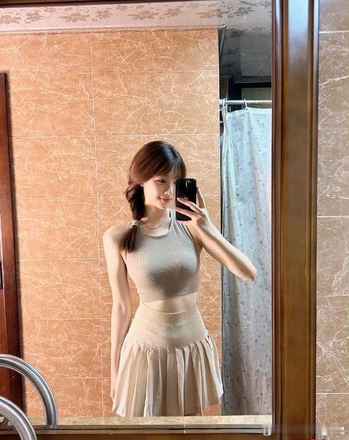 甜美自拍，镜前一瞥，温柔气息扑面而来！💖📸