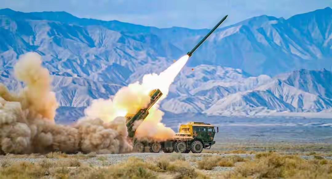 伊朗两轮导弹未中林肯号反航母真正难点曝光航母近岸，导弹四发四落海，谁更受压？