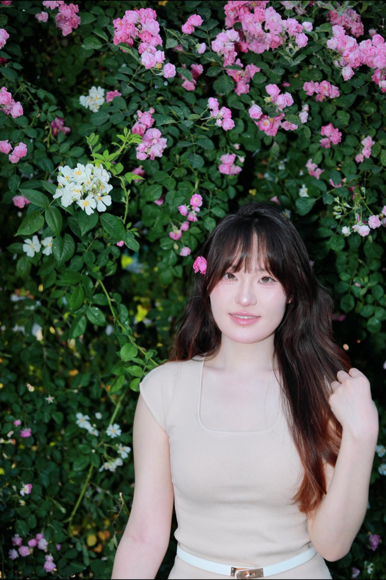 人像摄影约拍跟拍我镜头里的美女原创原图直出照片蔷薇花墙氛围花墙女孩夏日花园