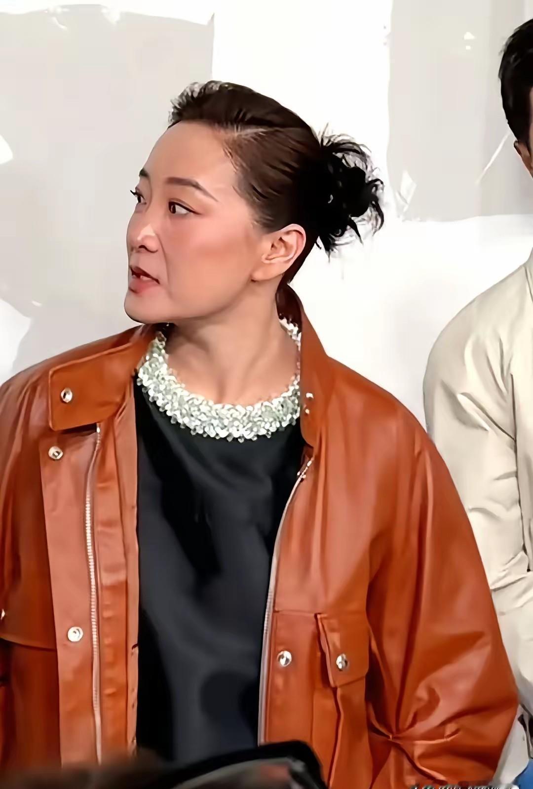 别再刷贾玲瘦了，这根本不是重点。多数人没看懂，她去米兰，其实是掀了一张桌子。