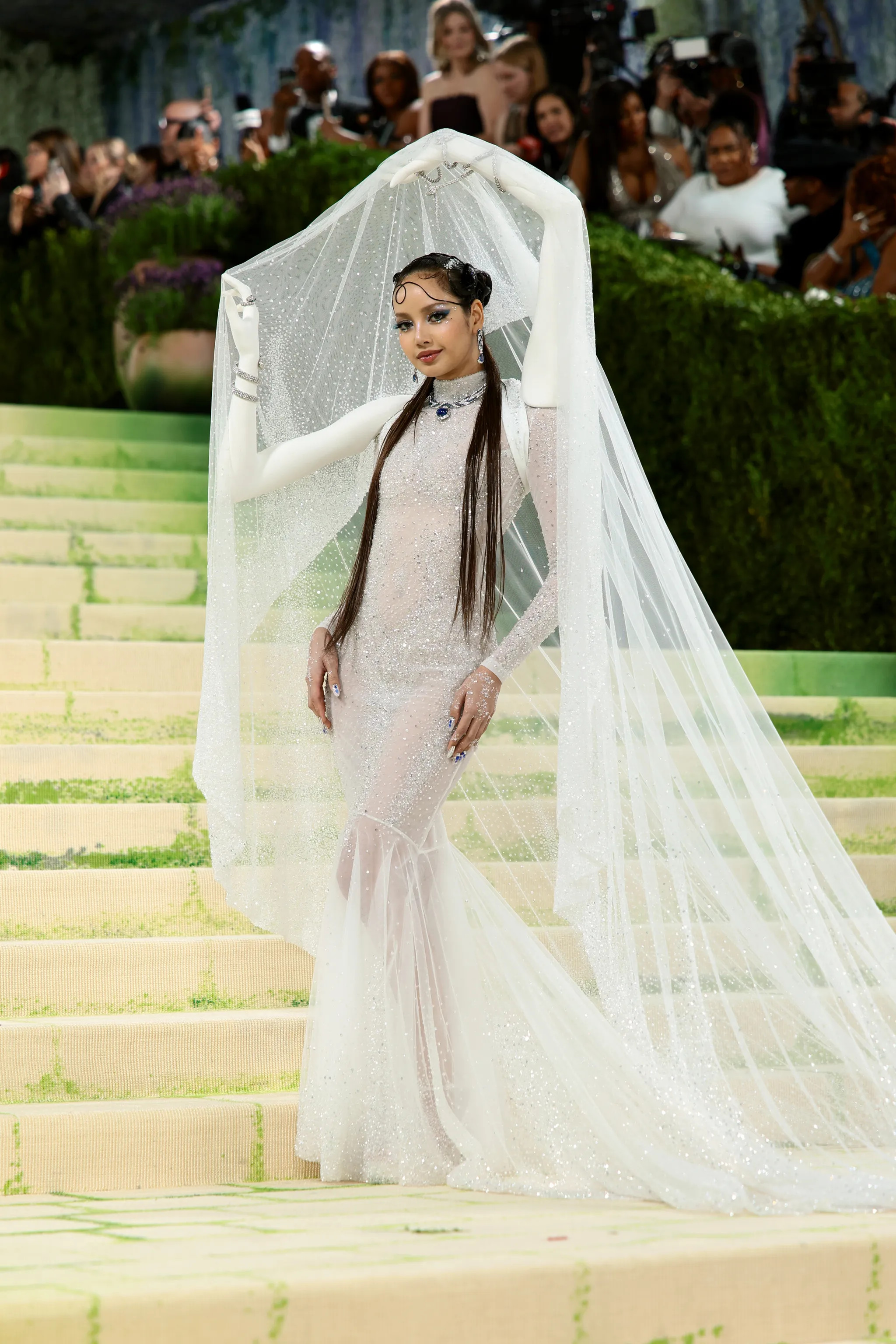 LISA身穿香港设计师RobertWun定制蚊帐出席MetGala