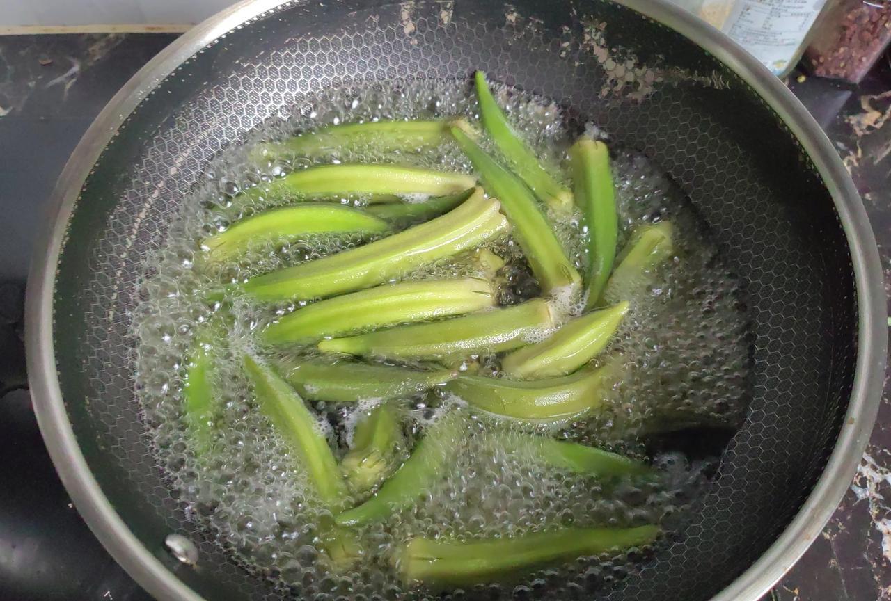 我想问问，各位喜欢吃秋葵吗？我们厂的小菜园，同事们每年都会种秋葵。听说秋葵营养价