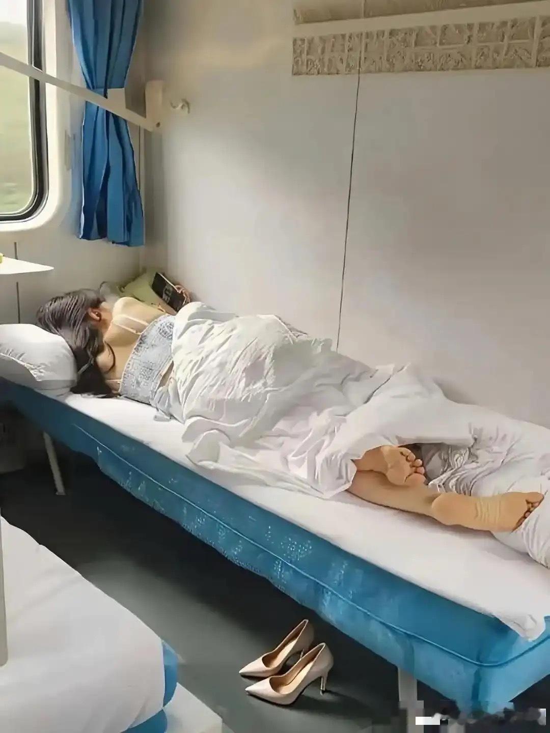 火车上敢这么不穿外套直接睡，高跟鞋真的靓