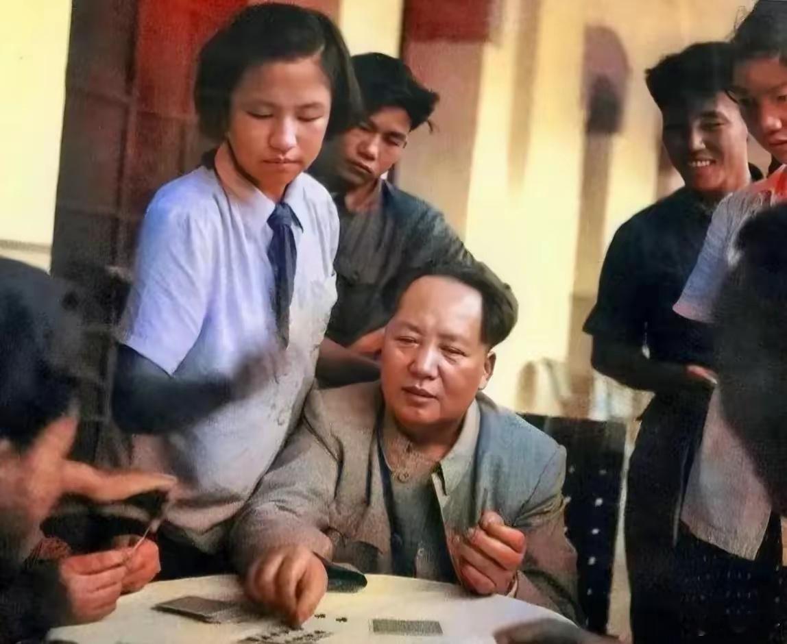 毛主席认真的在打牌，罗瑞卿旁边陪同，李讷帮忙翻牌，难得放松休息一下，温暖又温馨，