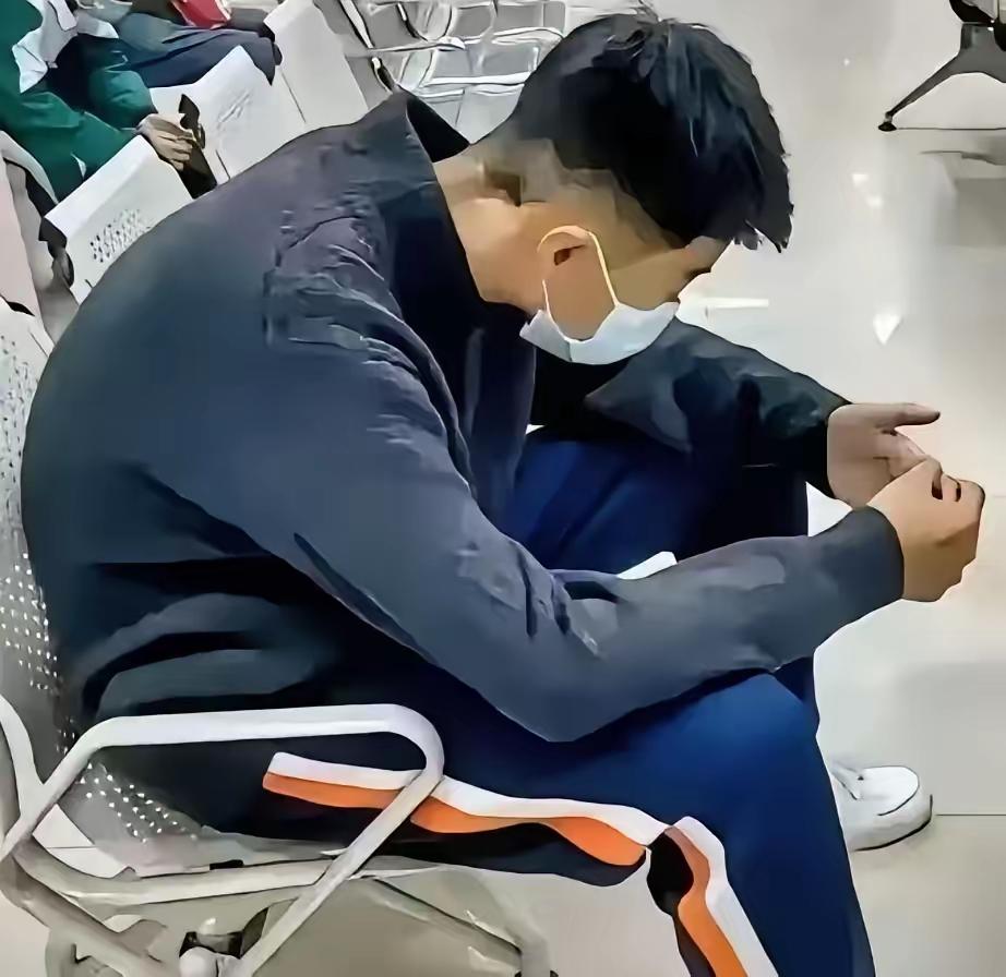 单亲父亲突发脑溢血被送进ICU抢救，14岁儿子给亲戚挨个打电话借钱，结果没一个人
