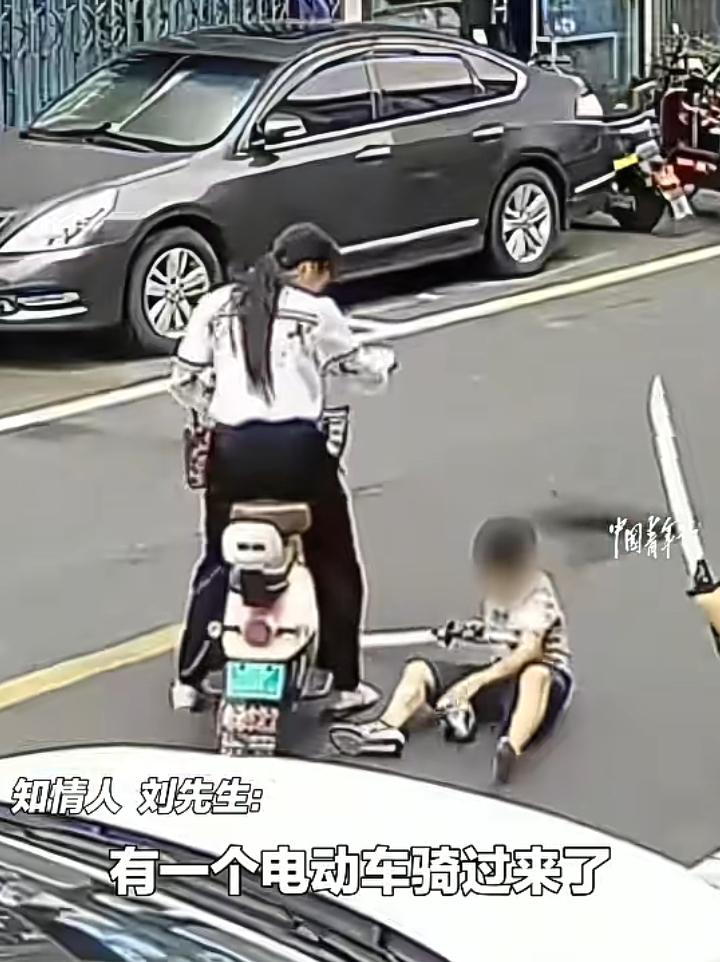 知情人刘先生表示：那天自己的儿子和朋友在路边玩耍，一名女子骑电动车避让不急，把孩