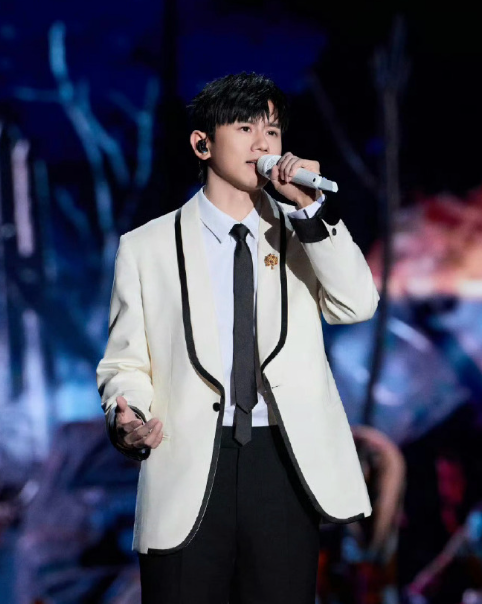 张杰金鸡奖连唱追寻我爱你中国张杰此次表演不仅延续了其“用歌声承载时代精神”的