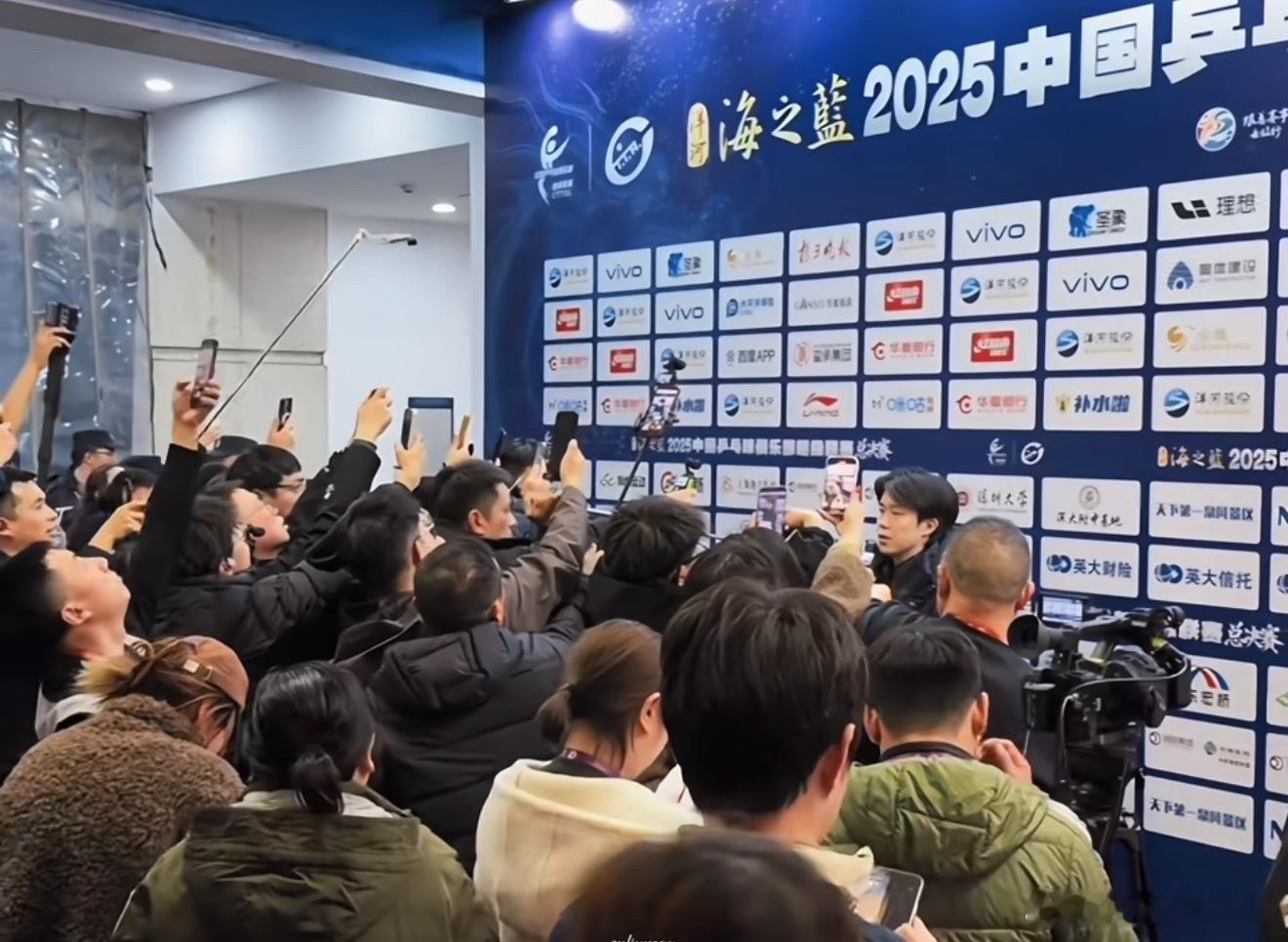 人多到草莓熊都挤不进去