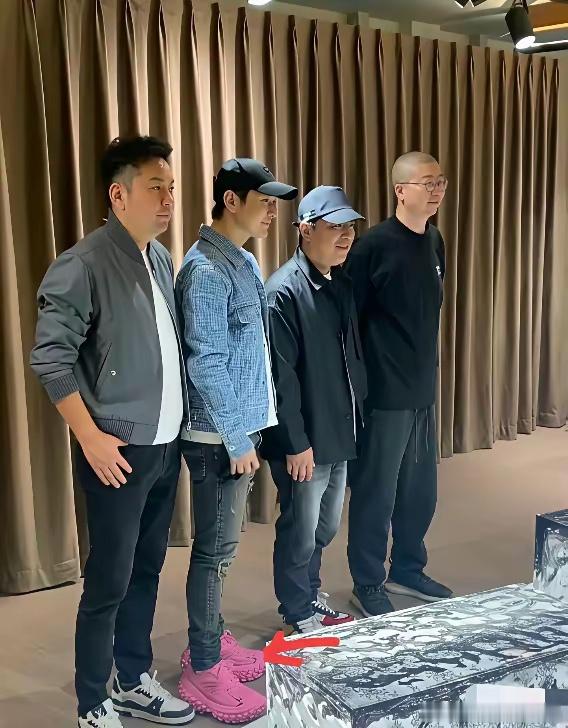 黄晓明出席活动，脚穿价值上万的巴黎世家鞋子，鞋底厚度超过8厘米，而且还是大粉色的