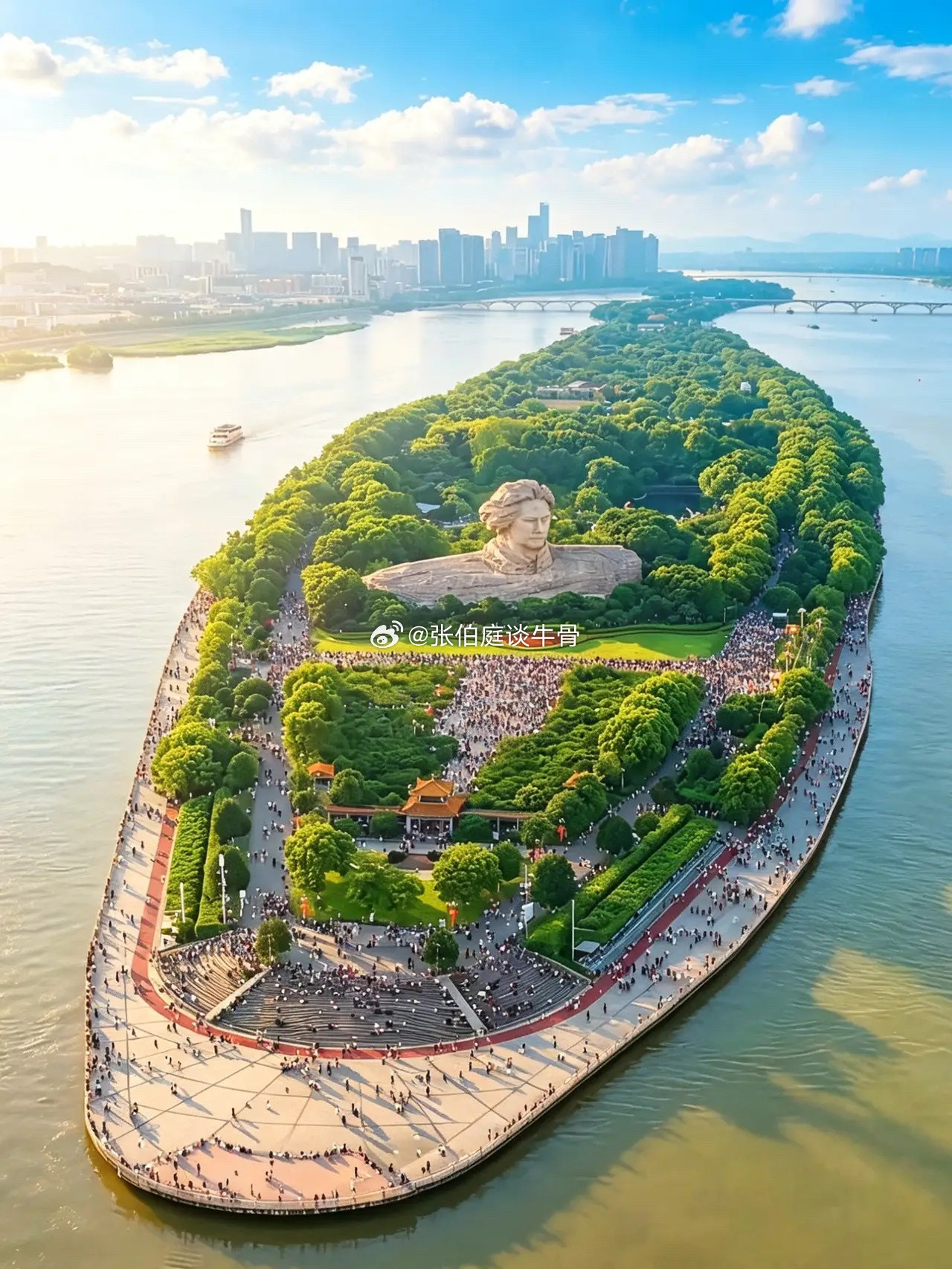 长沙市内没有什么名胜古迹，原因大家都知道，因为抗日战争期间的一把大火。当时的长沙