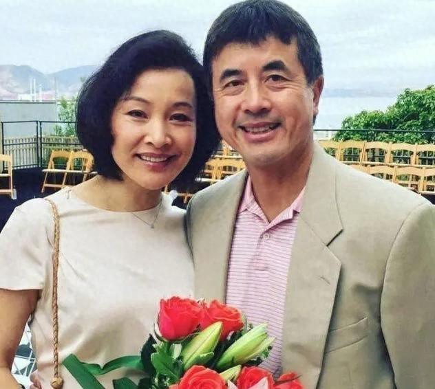 萝莉岛的小孩失踪、牢A讲述的美国故事，让很多人又跑到演员陈冲下面留言，问她收养的