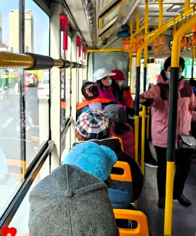 最近有个现象，满大街60来岁的退休老人，出门几乎都戴着帽子。不管是天津、北京，还