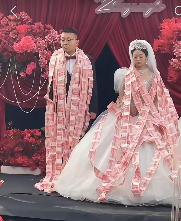 婚礼上，新郎新娘全身挂满人民币，是炫富还是习俗？这场婚礼不知道是潮流还是庸