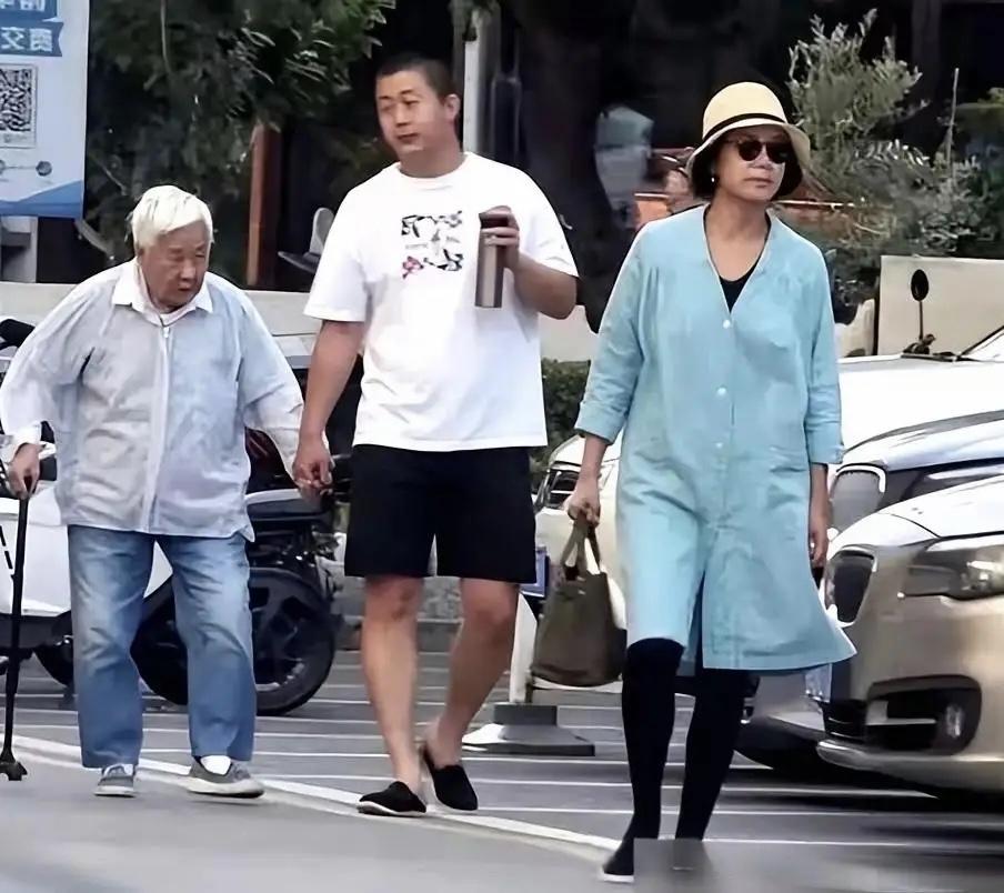 近期，蒋雯丽在北京被偶遇，她走在前面，儿子牵着外婆的手跟在后面，祖孙三代的温馨画
