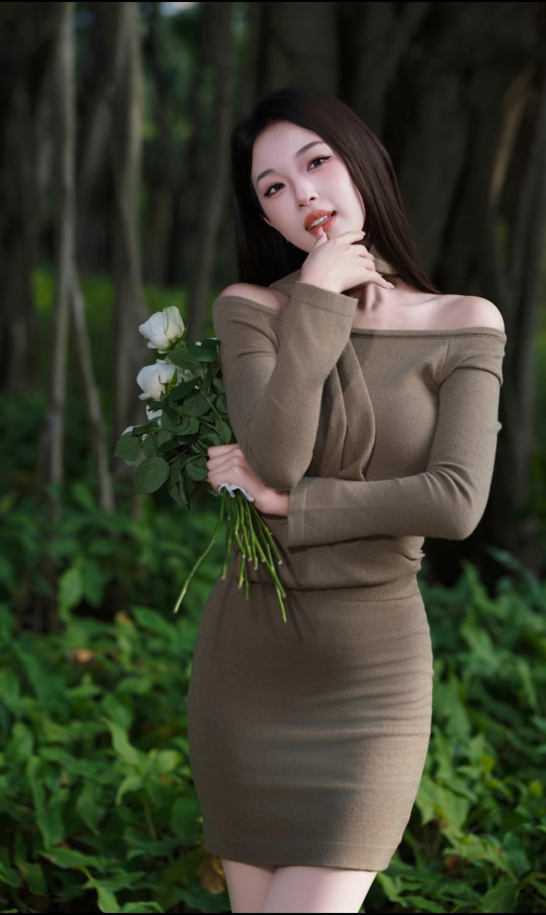 森林中的优雅美女，手捧白玫瑰，沉思的瞬间。