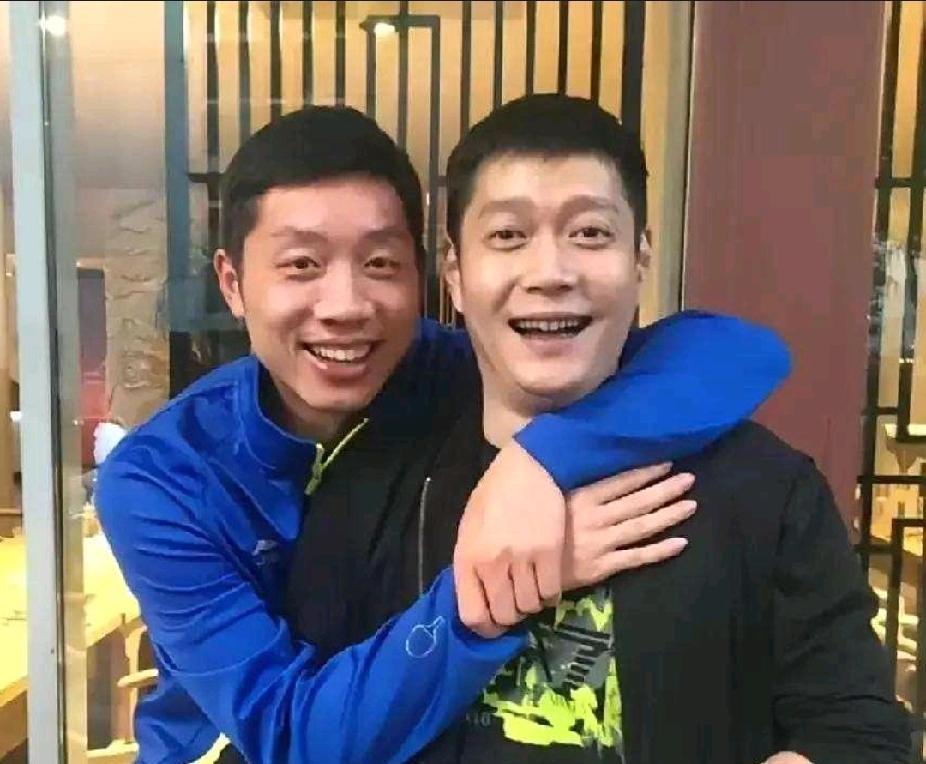 看许昕和邱贻可这开心的合影～他俩可都为孙颖莎成为世一立下汗马功劳！邱贻可指导莎莎