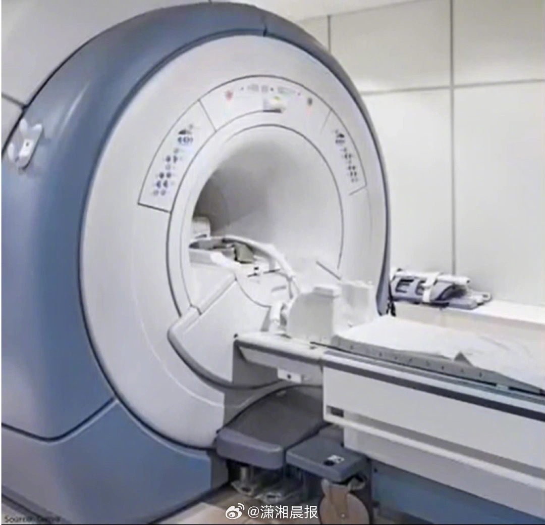 惊魂一幕！美国男子戴金属链强闯核磁共振室，瞬间被吸入机器惨死