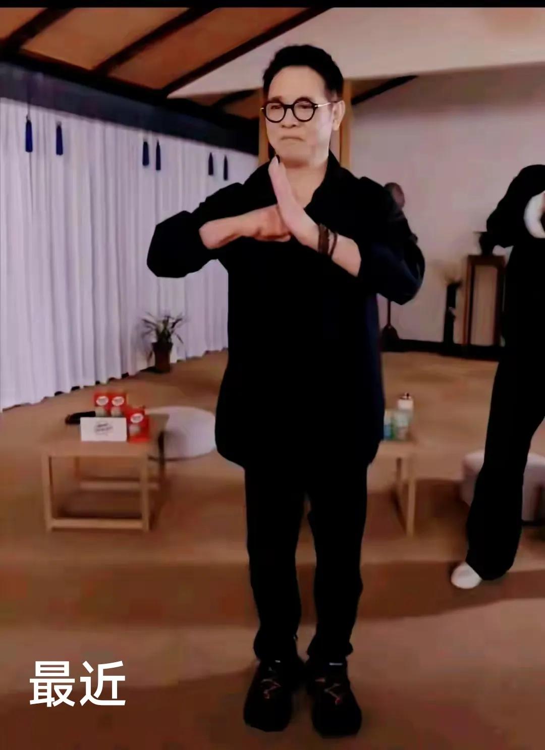 最近的李连杰活力四射,出现在大众面前。但是他似乎变化极大。曾经的武术冠军,抱拳