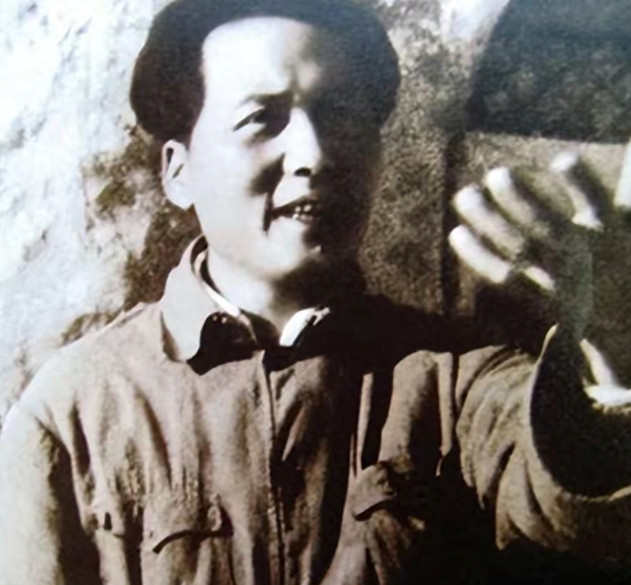 1927年，毛泽东被捕后，在押去处死路上，突然对一名团丁说：“老哥，我腿疼，伤筋