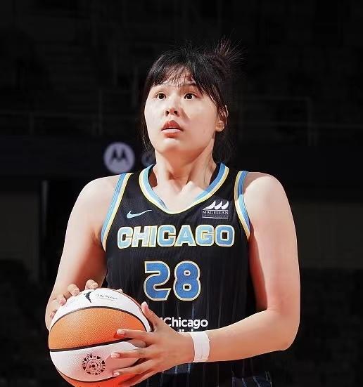 两年前李月汝在WNBA坐冷板凳的时候，全网都在笑她“跑去大洋彼岸看饮水机”“女版
