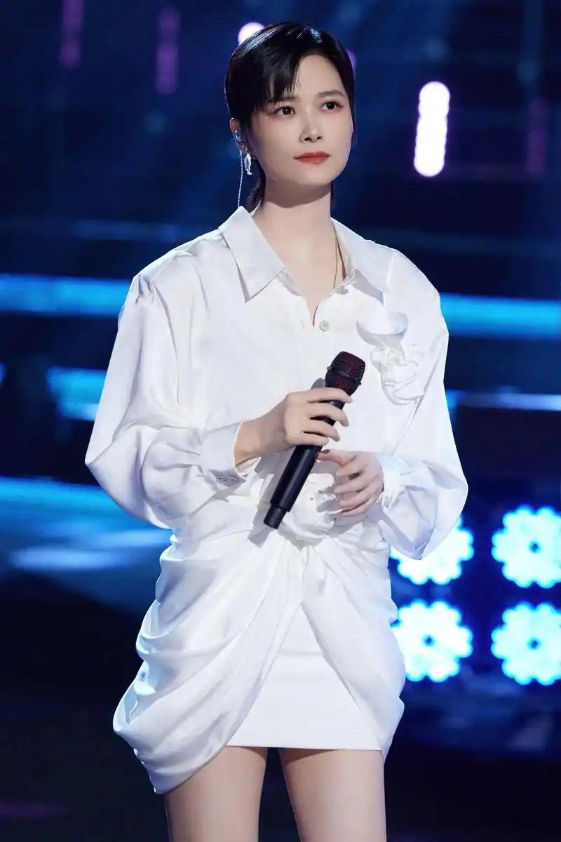 身价过亿的李宇春，一直在北京租房子住，她不买房的原因是，北京的房价太贵，租房比买