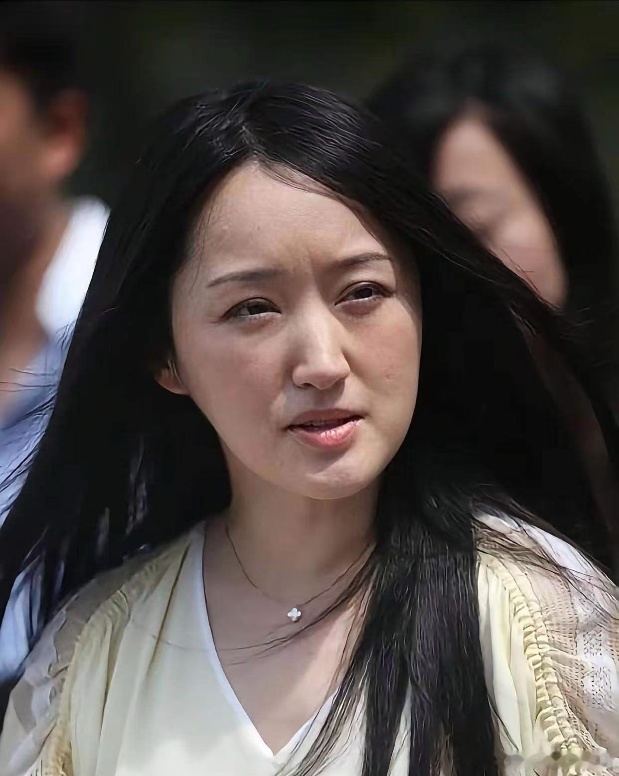 50多岁的杨钰莹保养的很好，她额头饱满，皮肤白嫩，也没有皱纹。但她的淡妆照，看着