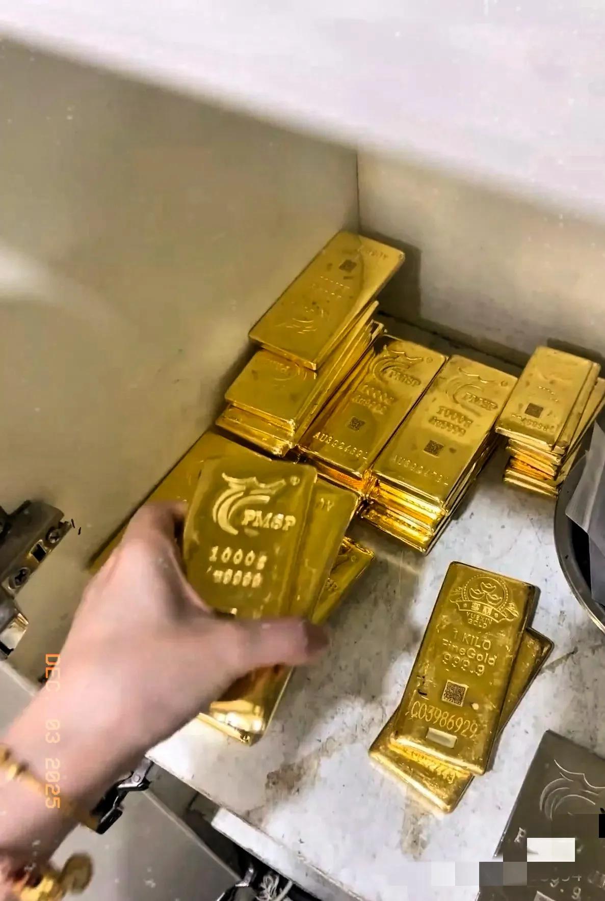 前天卖黄金的人，今天可能乐开花了！12月3日金价还在955，12月