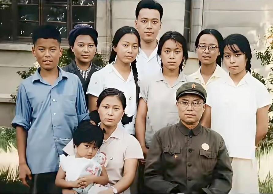 1972年于南京，开国中将王近山拍下这张珍贵全家福。院落草木青葱，前排右侧的王近