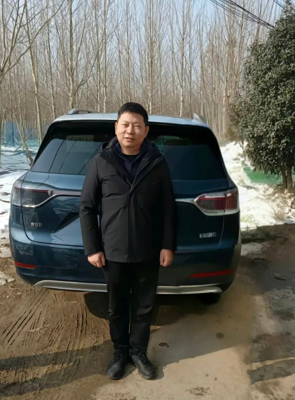 小镇青年余承东在外打拼了三年，座驾依然是问界M9不同的是，今年他有司机了。