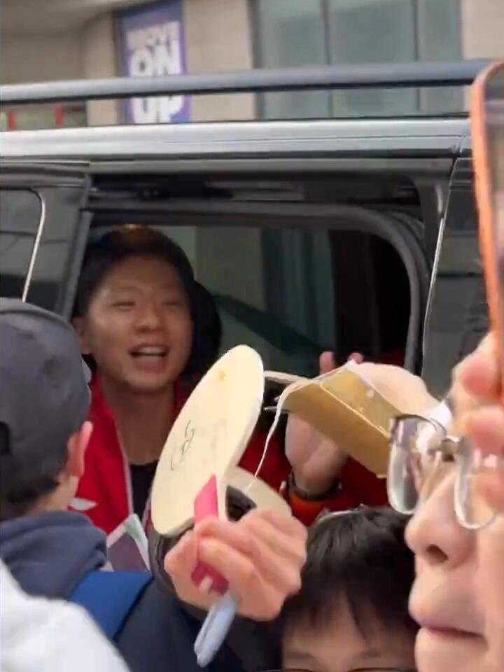 龙队被这场面惊到了，喊楚钦弟弟，真舍得让弟弟站出来，王楚钦快出来救一下龙队！伦