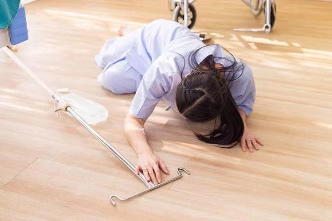 “堪比周扒皮！”5月1日光明网报道，江苏无锡，女子在家意外滑倒，左臂直接摔骨折了