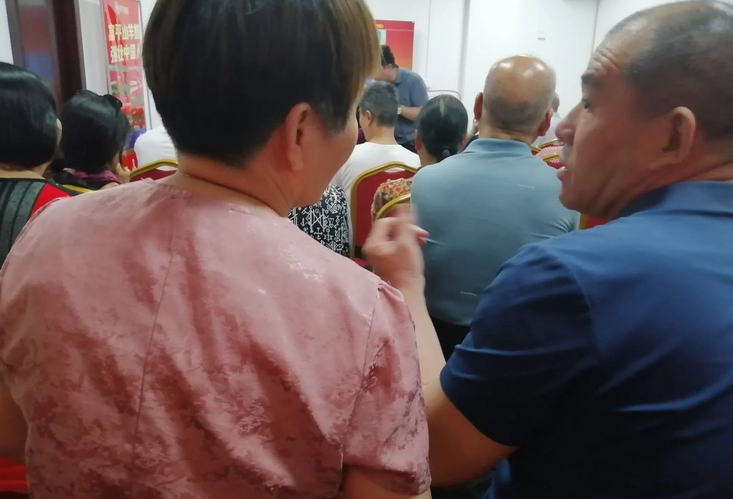 又是一场骗老年人钱的鬼把戏参加听课的人，每人发棕子10个，宣传植物有机硒产品